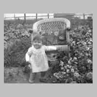065-0070 Tochter Helga Manneck aus Moterau im Jahre 1934 im Blumengarten des Elternhauses..jpg